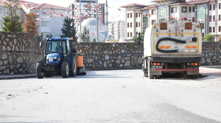 Toroslar&rsquo;ın sokakları mekanik s&uuml;p&uuml;r&uuml;c&uuml;lerle temizleniyor