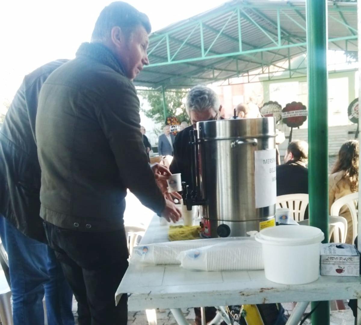 B&uuml;y&uuml;kşehir&rsquo;den mezarlıklara gelen vatandaşlara &ccedil;ay ikramı