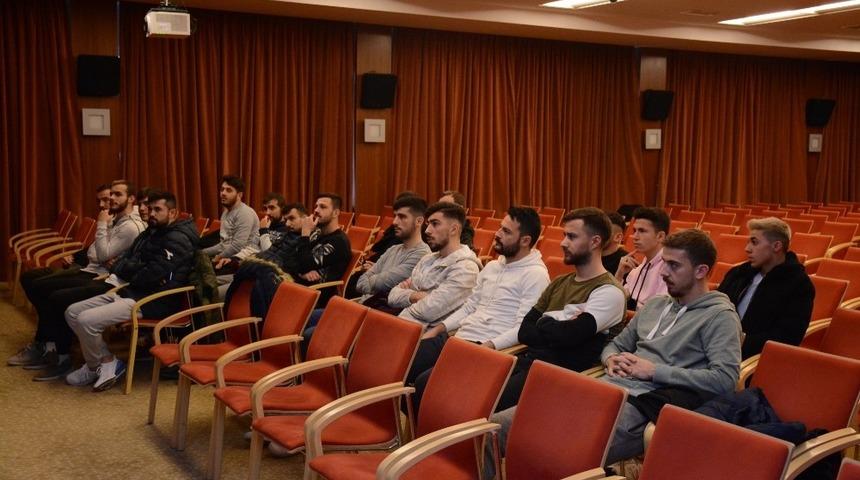 Anadolu &Uuml;niversitesi Futbol Takımına yeni kurallar anlatıldı