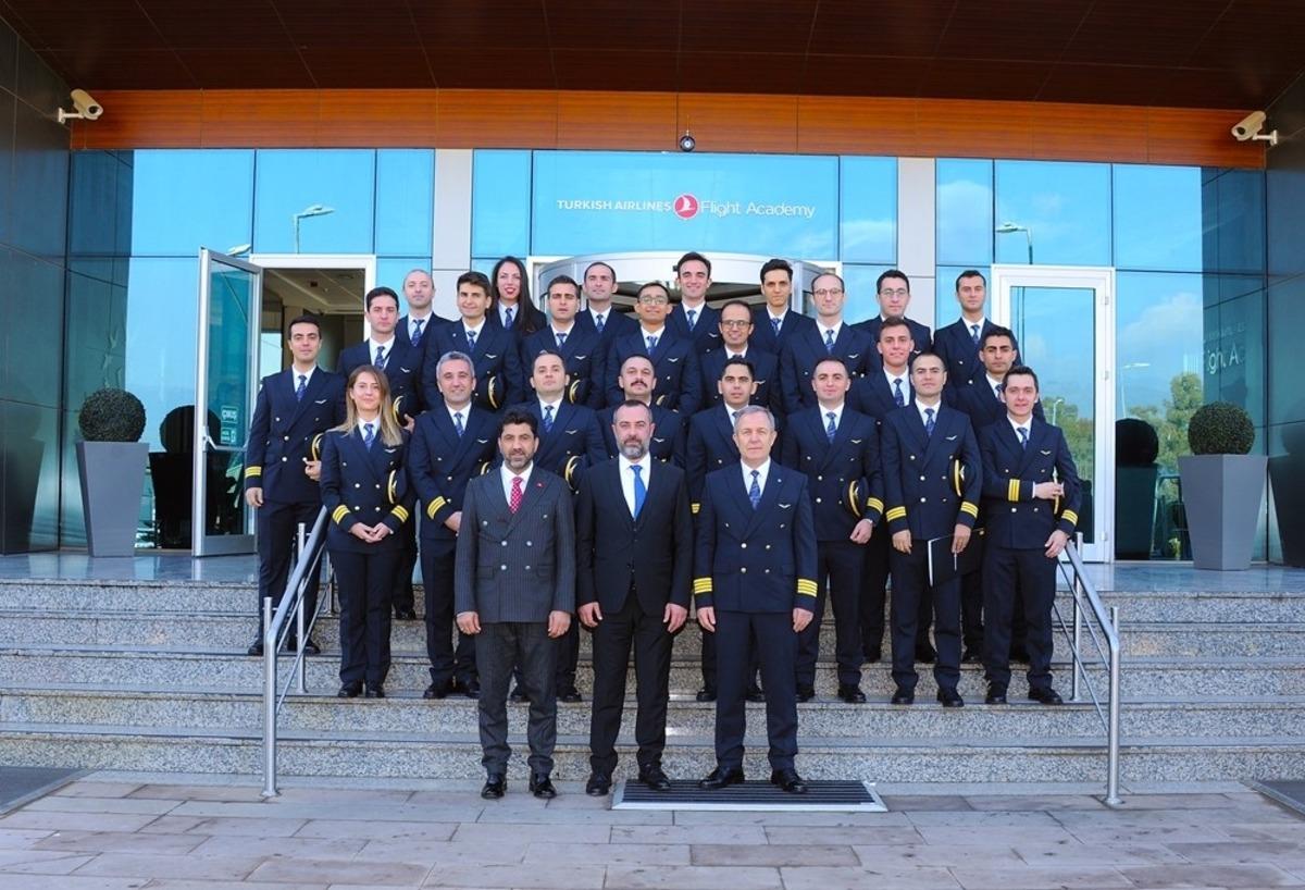 Rekt&ouml;r Aldemir, &ccedil;i&ccedil;eği burnunda pilotları yalnız bırakmadı