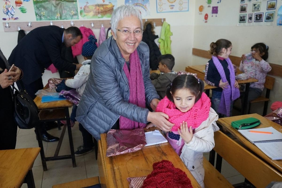 Mezitlili kadınlardan &ouml;ğrencilere yeni yıl hediyesi