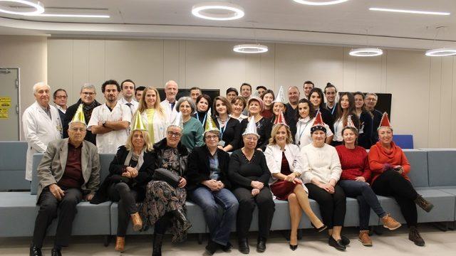 Radyoterapi gören hastalar ve doktorlarından erken yeni yıl kutlaması
