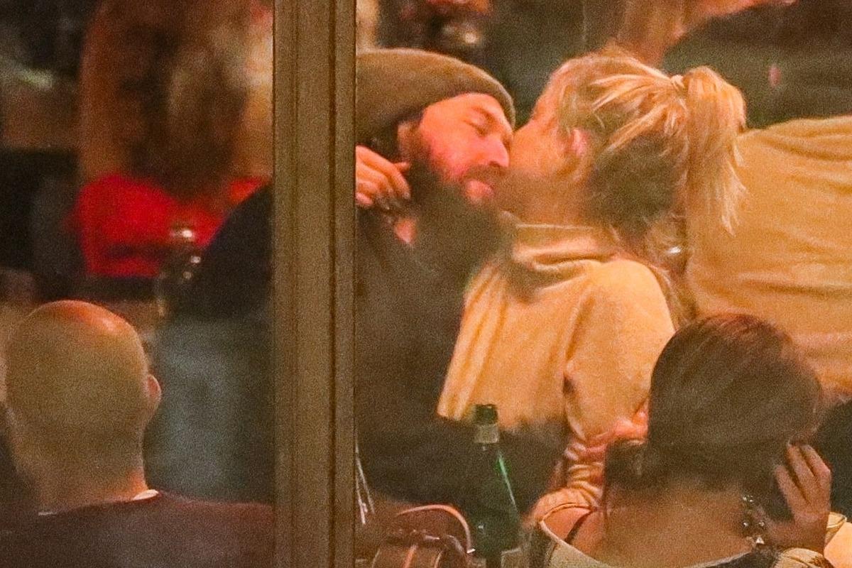 Akşam yemeğinde aşka geldiler