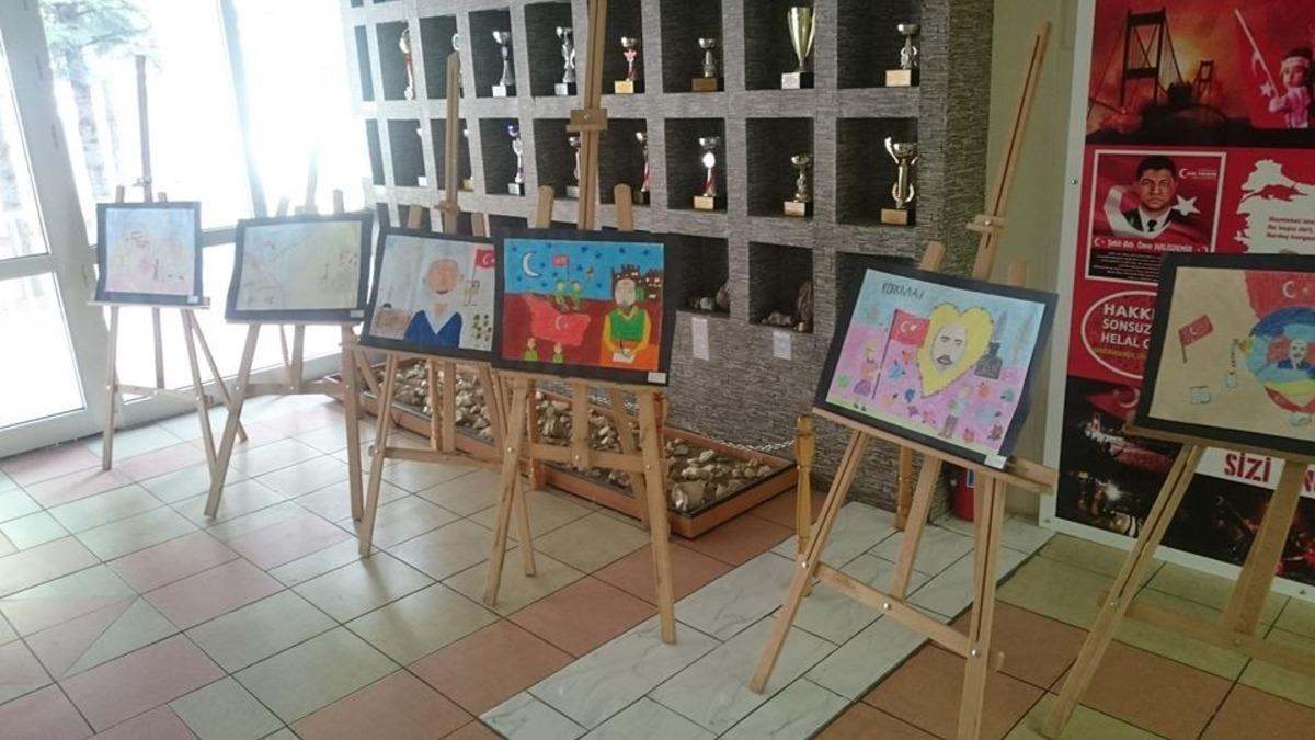 İlkokul &ouml;ğrencilerinden Mehmet Akif Ersoy konulu resim sergisi