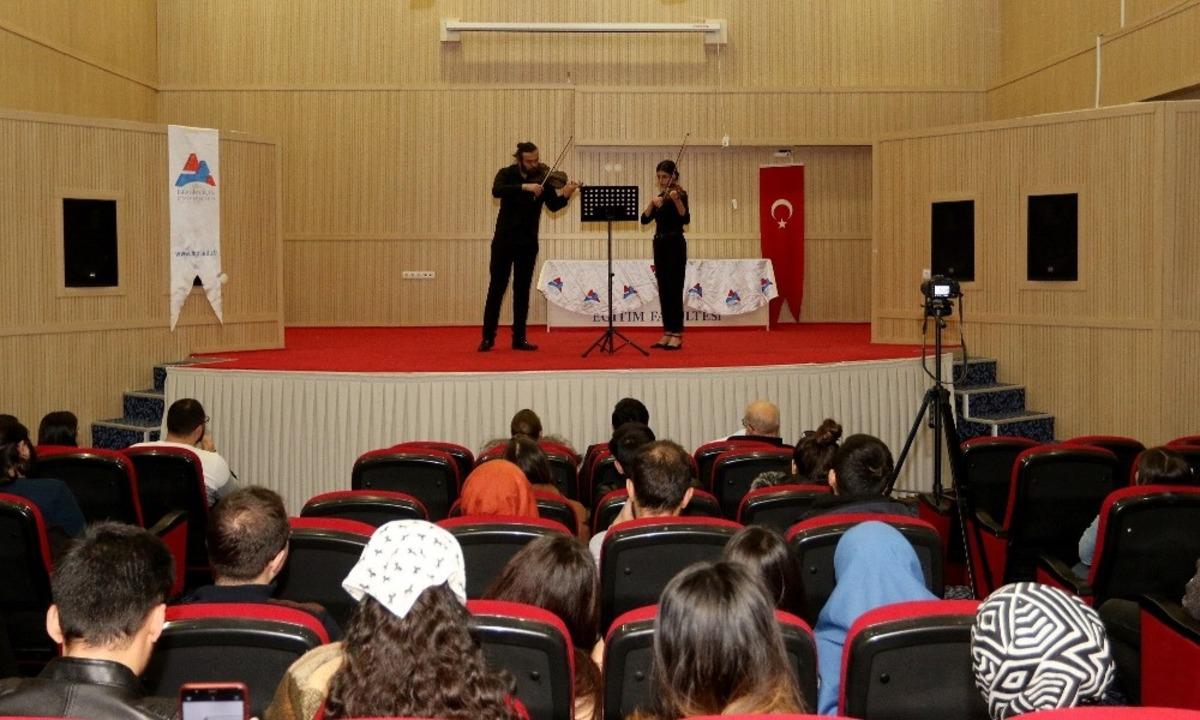 Ağrı İbrahim &Ccedil;e&ccedil;en &Uuml;niversitesi&rsquo;nde Duo Keman resitali