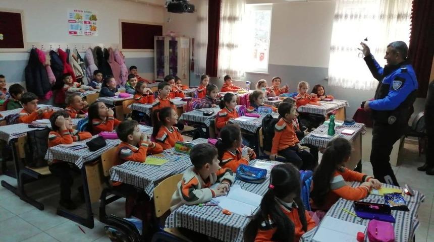 Polisten ana okulu &ouml;ğrencilerine ders