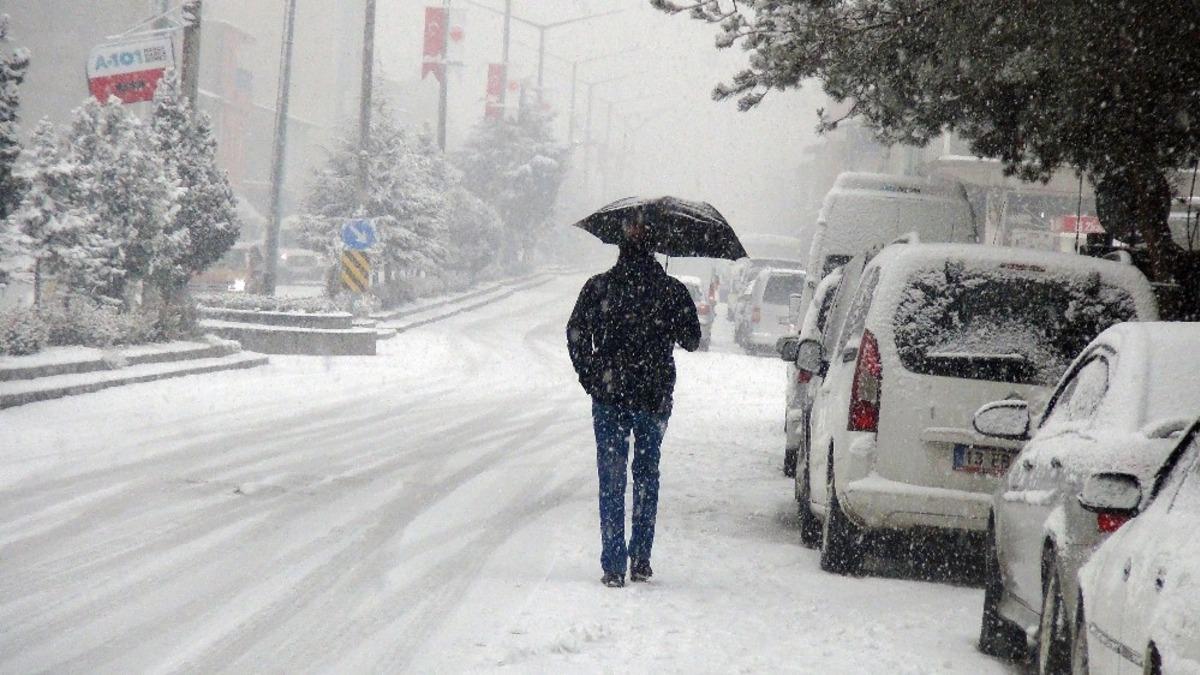 Ahlat&rsquo;ta Yoğun Kar Yağışı