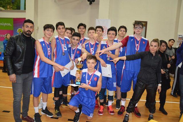 Vedat Topçuoğlu Anadolu Lisesi Basketbolda il ikincisi