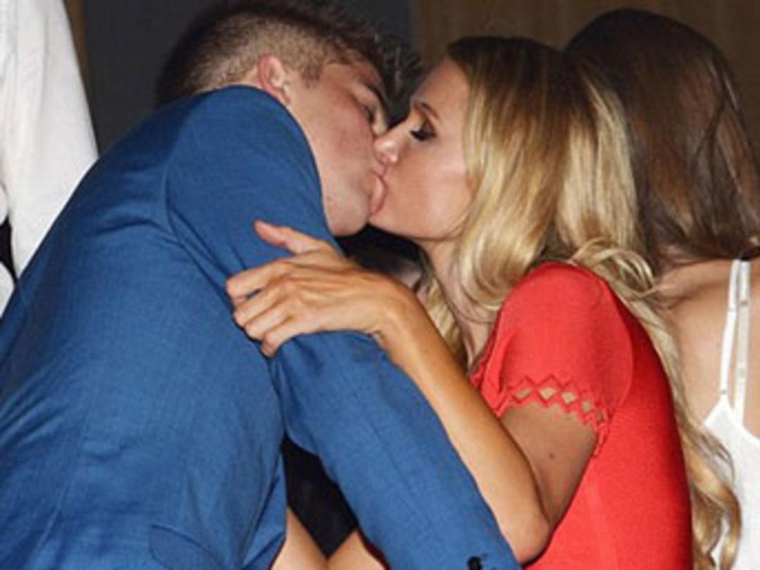 Geceye damga vuran &ouml;p&uuml;şme