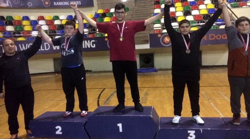 İhlas Koleji &ouml;ğrencisi g&uuml;reşte İstanbul şampiyonu