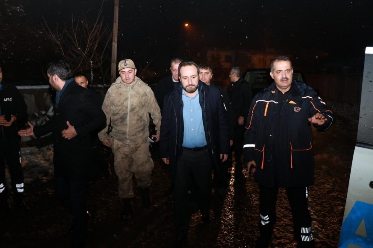 Milletvekili Ağar ve Başkan Şerifoğulları, deprem b&ouml;lgesinde inceleme de bulundu