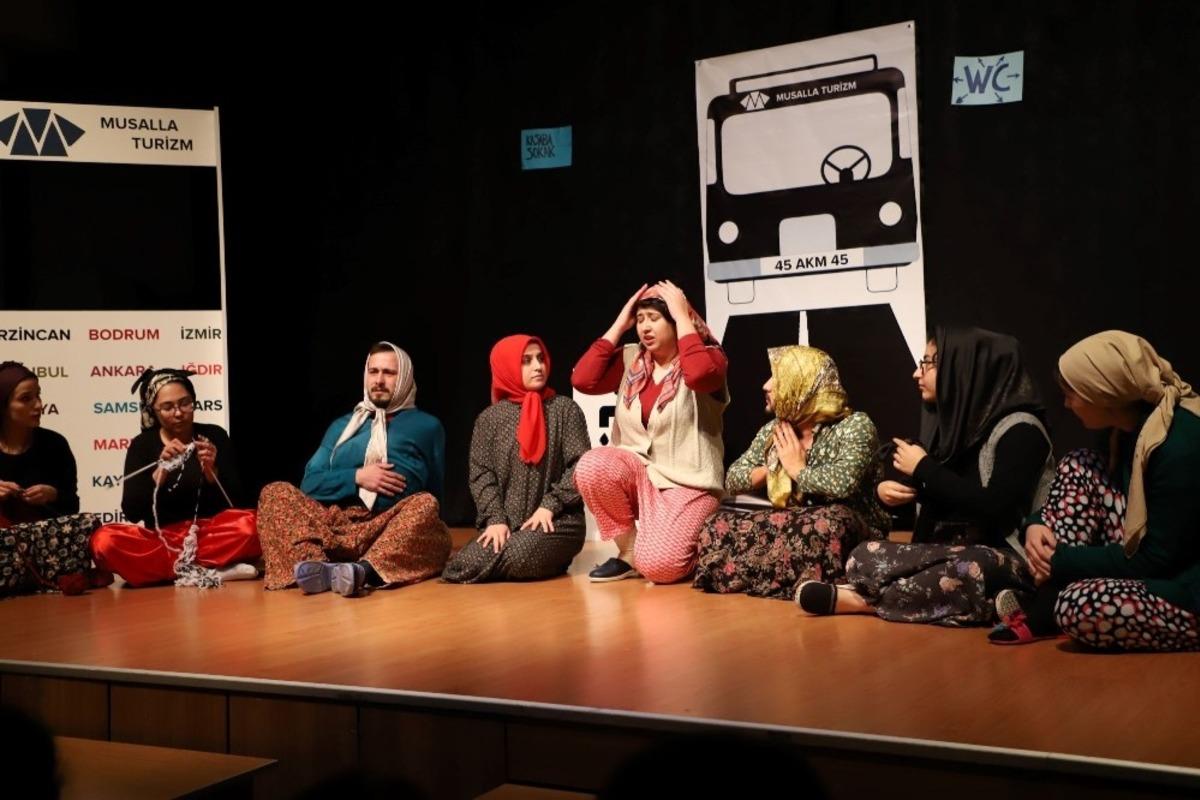 Turgutlu&rsquo;da tiyatro sevgisi salona sığmadı