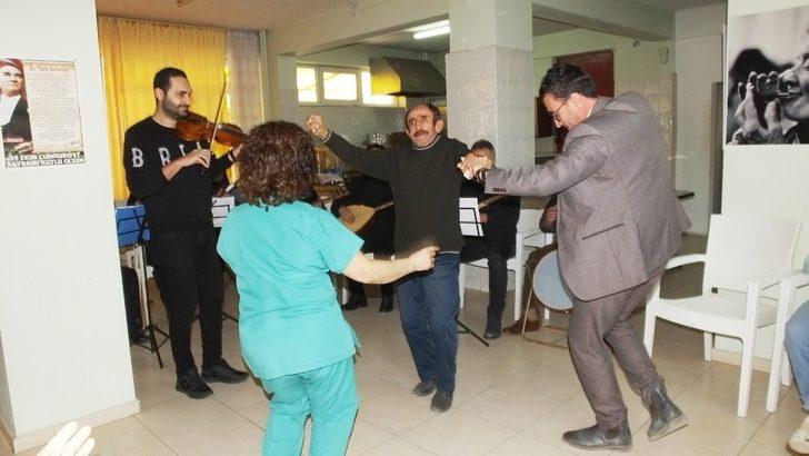 Huzurevinde kalan yaşlılar için erken yılbaşı kutlaması G2