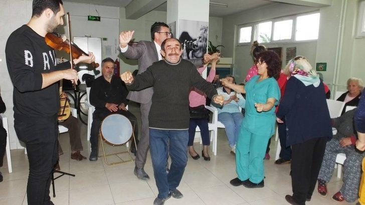 Huzurevinde kalan yaşlılar için erken yılbaşı kutlaması G4