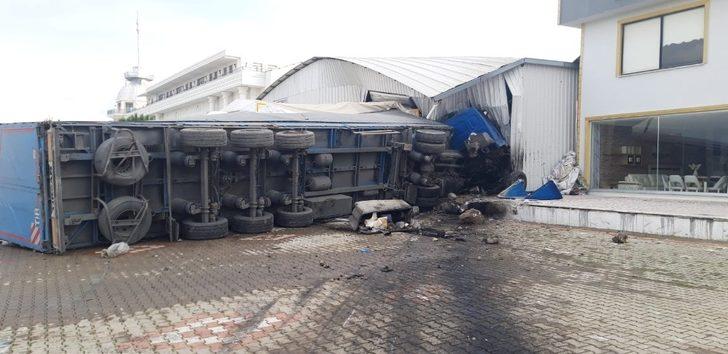 Bira yüklü tır mobilya mağazasına girdi, o anlar güvenlik kamerasına yansıdı G1