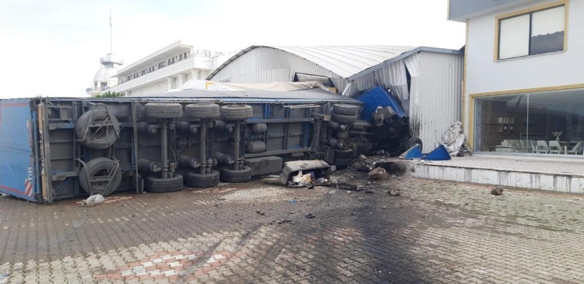 Bira y&uuml;kl&uuml; tır mobilya mağazasına girdi, o anlar g&uuml;venlik kamerasına yansıdı