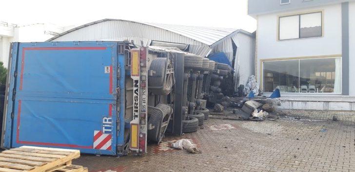 Bira yüklü tır mobilya mağazasına girdi, o anlar güvenlik kamerasına yansıdı G2