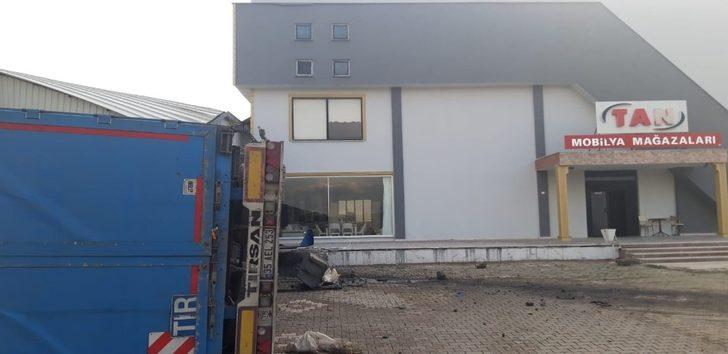 Bira yüklü tır mobilya mağazasına girdi, o anlar güvenlik kamerasına yansıdı G3