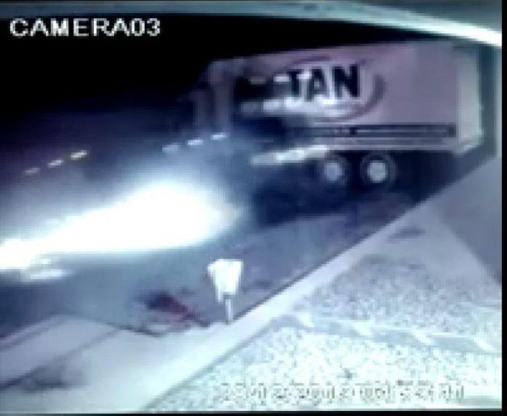 Bira yüklü tır mobilya mağazasına girdi, o anlar güvenlik kamerasına yansıdı G4