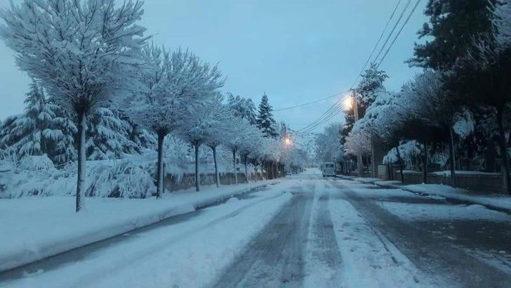 Bolvadin’e mevsimin ilk karı yağdı G3