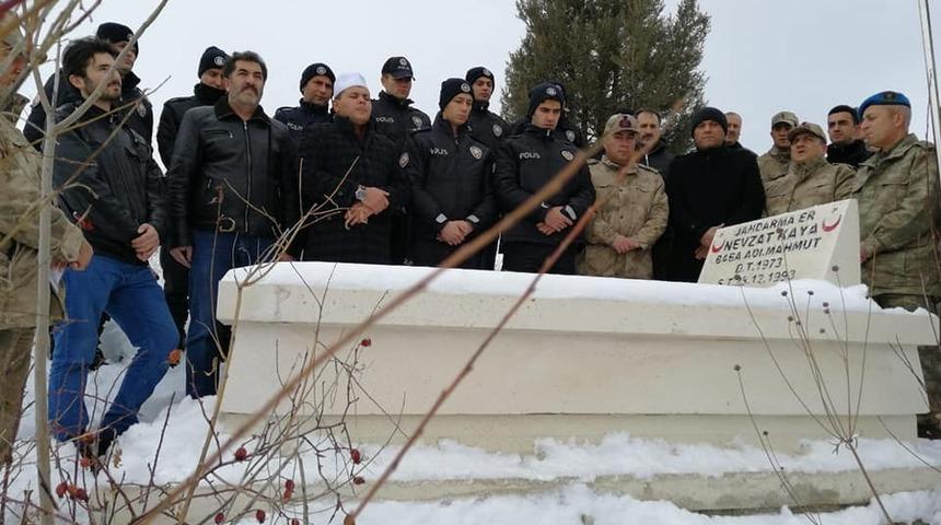 Şehit Nevzat Kaya şehadetinin yıl d&ouml;n&uuml;m&uuml;nde mezarı başında anıldı
