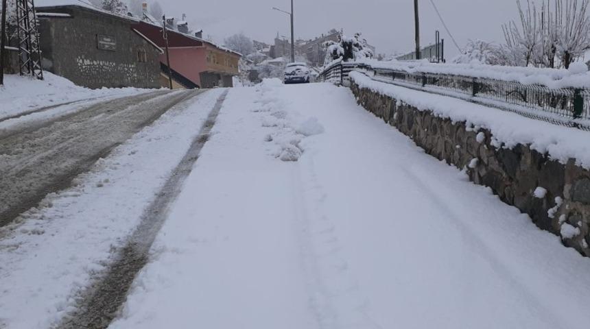 Tunceli&rsquo;de karla kapanan  113 k&ouml;y yolu a&ccedil;ıldı, 48&rsquo;inde &ccedil;alışma s&uuml;r&uuml;yor