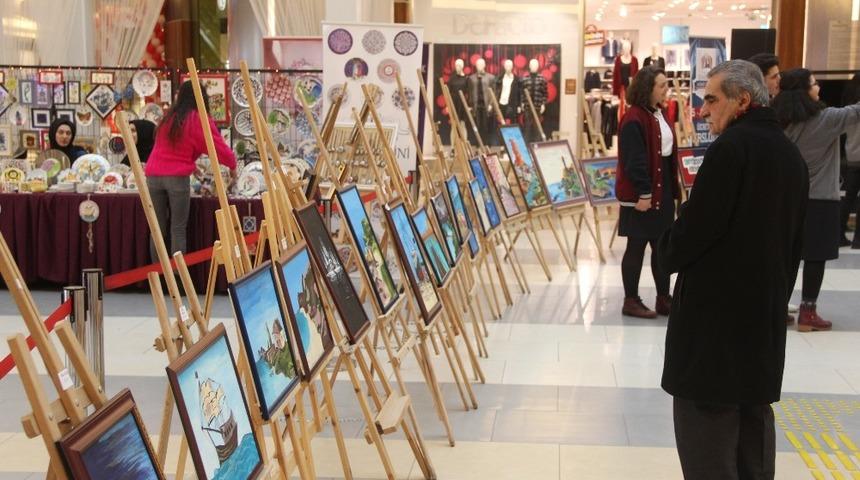 Yurtta kalan &ccedil;ocuklar i&ccedil;in resim sergisi a&ccedil;tılar