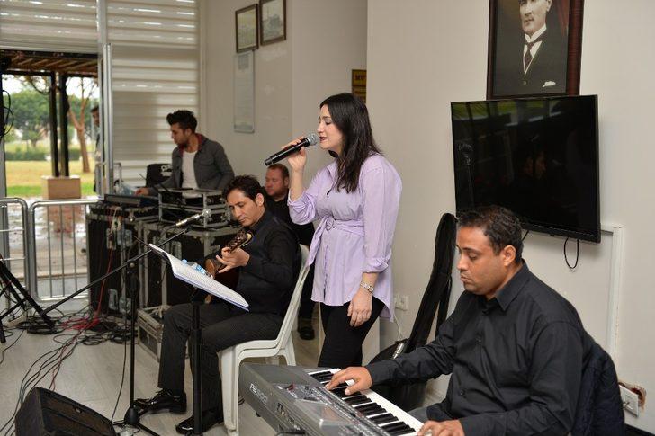 Mersin’deki emeklilere mizük ziyafeti G1