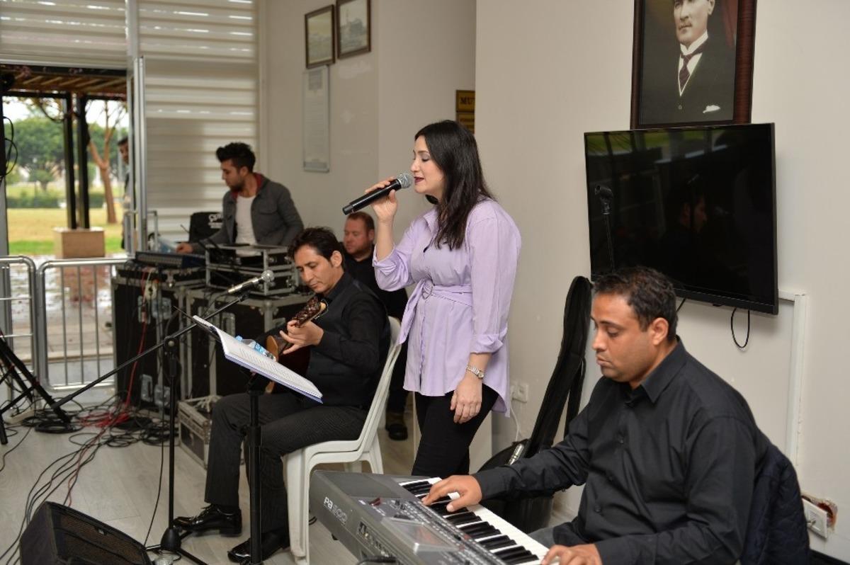 Mersin&rsquo;deki emeklilere miz&uuml;k ziyafeti