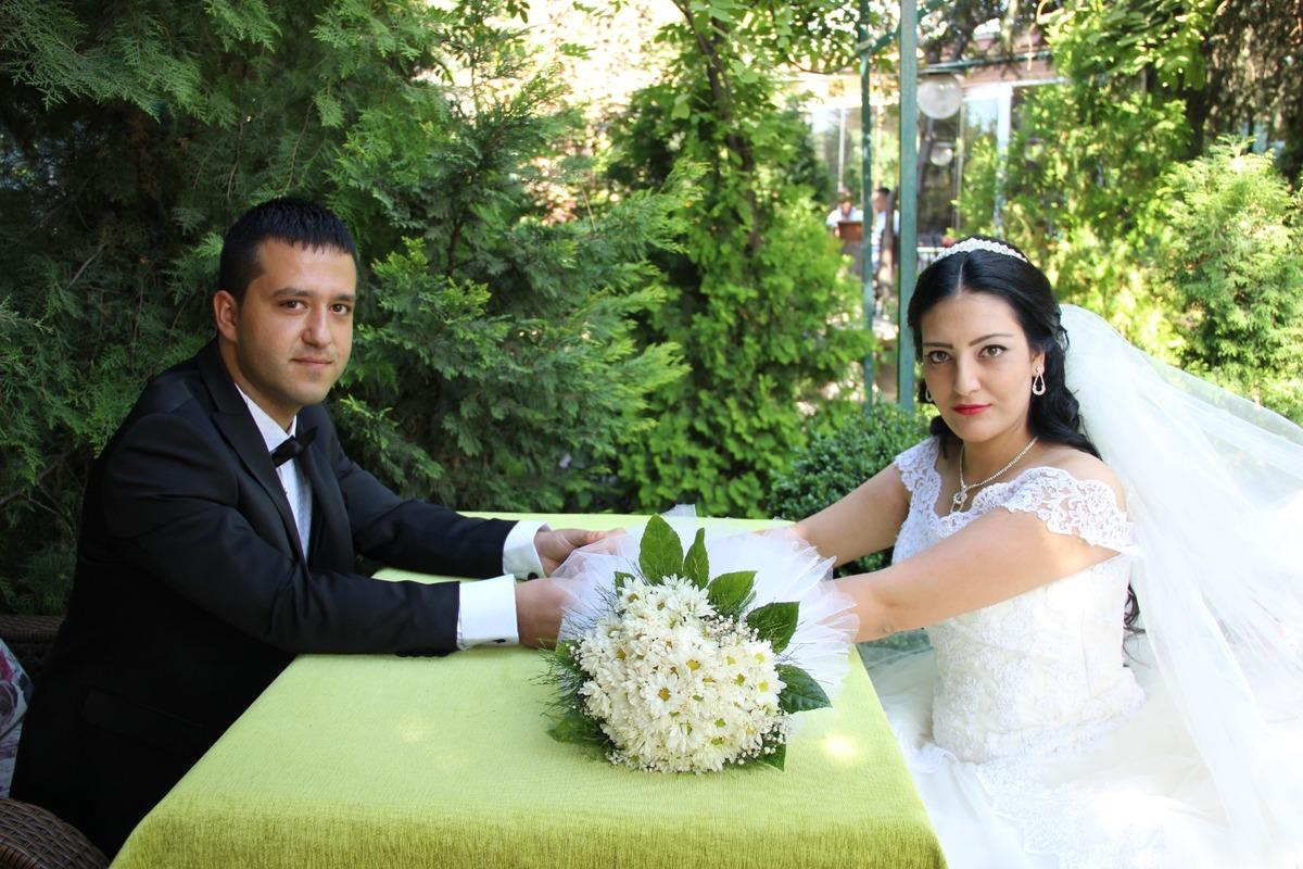 Hastanede ikizleri ile birlikte &ouml;len Leyla Ercan toprağa verildi!