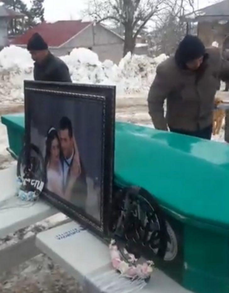 Hastanede ikizleri ile birlikte ölen Leyla Ercan toprağa verildi! G5