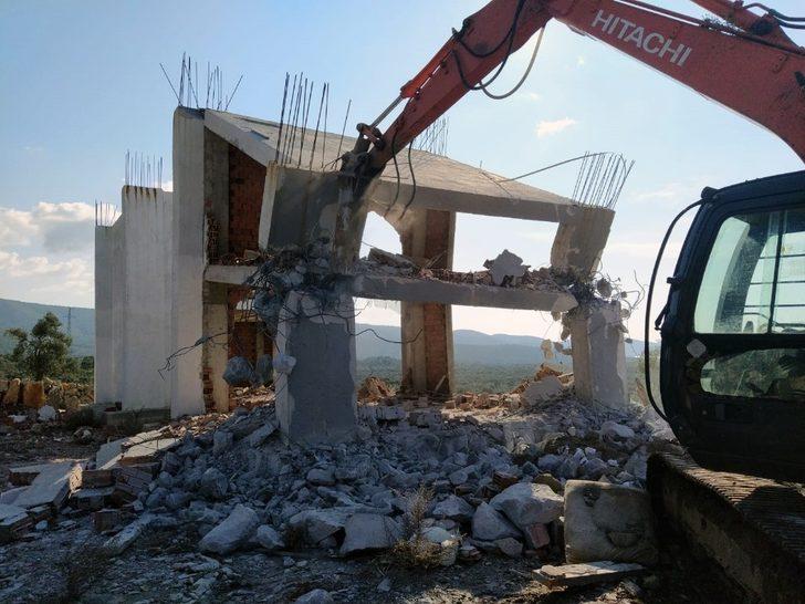 Milas’ta kaçak yapıların yıkımına başlandı G2