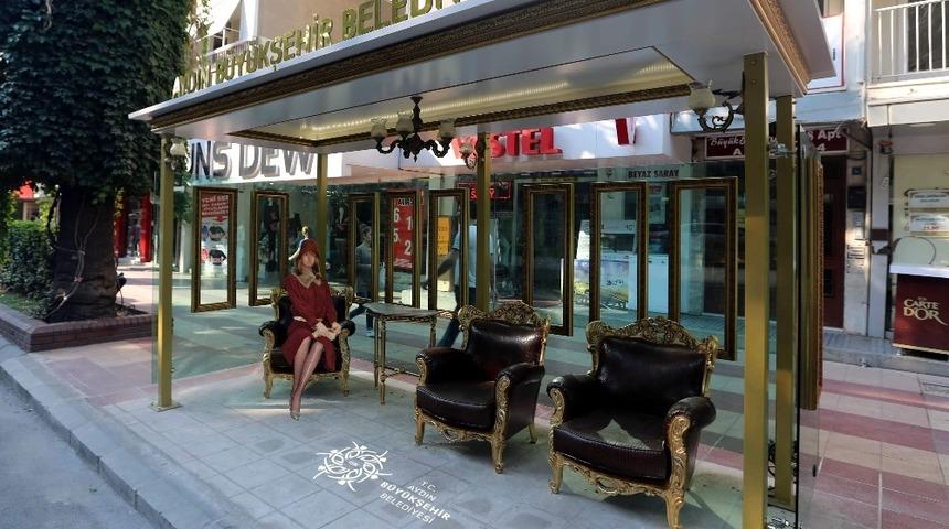 Otobüs beklemiyor ama koltuğun keyfini çıkarıyor