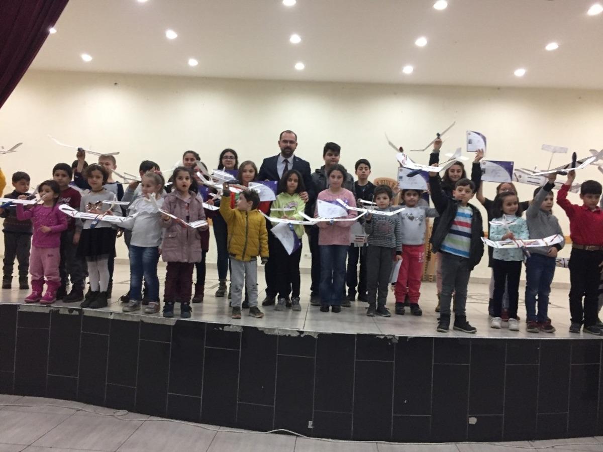 Model u&ccedil;ak kursunda sertifikaları Başkan Kavaklıgil verdi