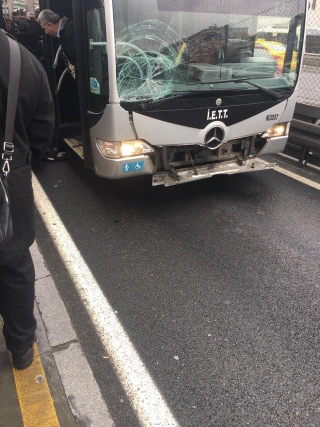 Şirinevler’de metrobüs yolcuya çaptı, 1 kadın yaralandı