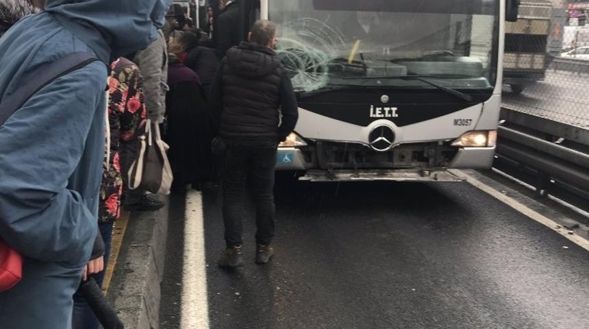 Şirinevler&rsquo;de metrob&uuml;s yolcuya &ccedil;aptı, 1 kadın yaralandı