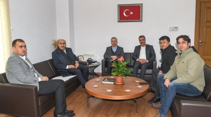 Vali Demirtaş Y&uuml;reğir&rsquo;de yapılan yardımlarla ilgili g&ouml;r&uuml;ş alışverişinde bulundu