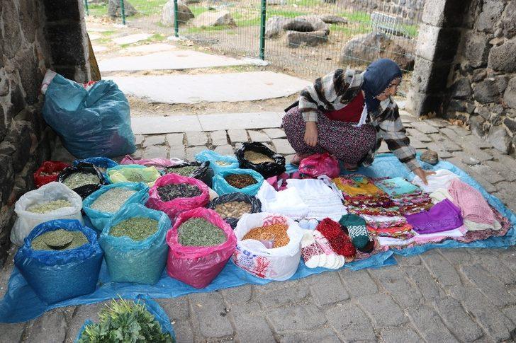 Dağda topladığı bitkisel ürünler ve çeyizliklerle geçimini sağlıyor G1