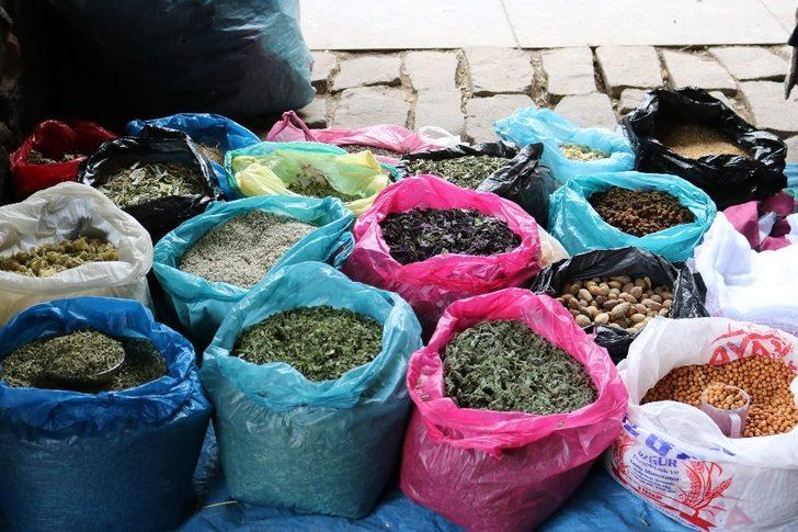 Dağda topladığı bitkisel ürünler ve çeyizliklerle geçimini sağlıyor G2