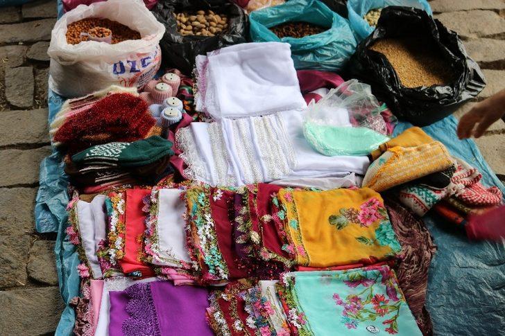 Dağda topladığı bitkisel ürünler ve çeyizliklerle geçimini sağlıyor G3