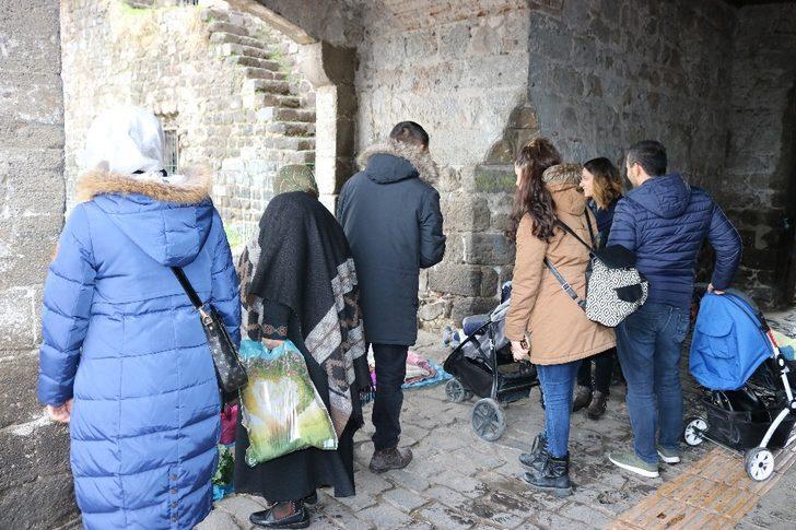 Dağda topladığı bitkisel ürünler ve çeyizliklerle geçimini sağlıyor G4