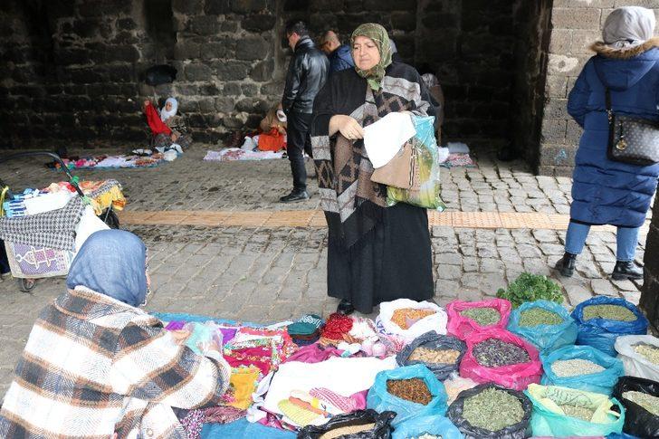 Dağda topladığı bitkisel ürünler ve çeyizliklerle geçimini sağlıyor G5