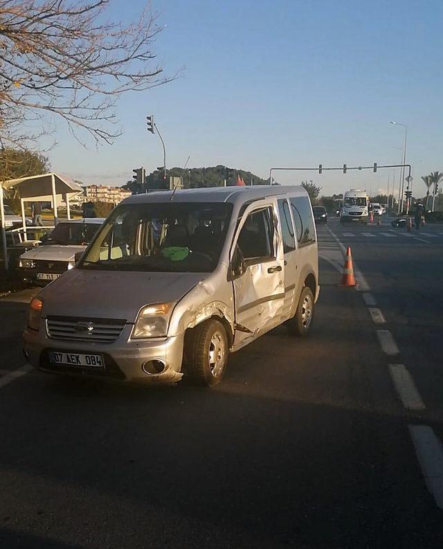 Hafif ticari araçla çarpışan motosikletin sürücüsü öldü