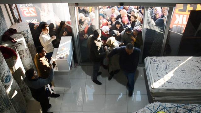 Bedava halı izdihamı