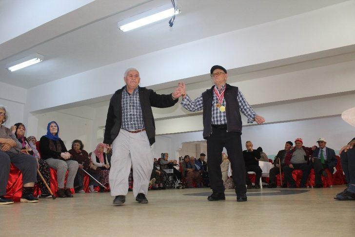 Balıkesir Huzurevi sakinlerine yılbaşı konseri G4