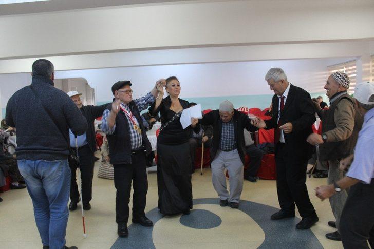 Balıkesir Huzurevi sakinlerine yılbaşı konseri G5