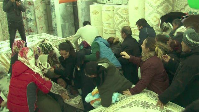 Antalya'dan inanılmaz görüntüler! Bedava halı ve paspas için birbirlerini ezdiler