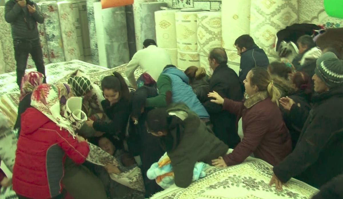 Antalya'dan inanılmaz g&ouml;r&uuml;nt&uuml;ler! Bedava halı ve paspas i&ccedil;in birbirlerini ezdiler