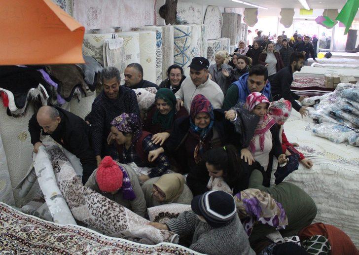Antalya'dan inanılmaz görüntüler! Bedava halı ve paspas için birbirlerini ezdiler G2