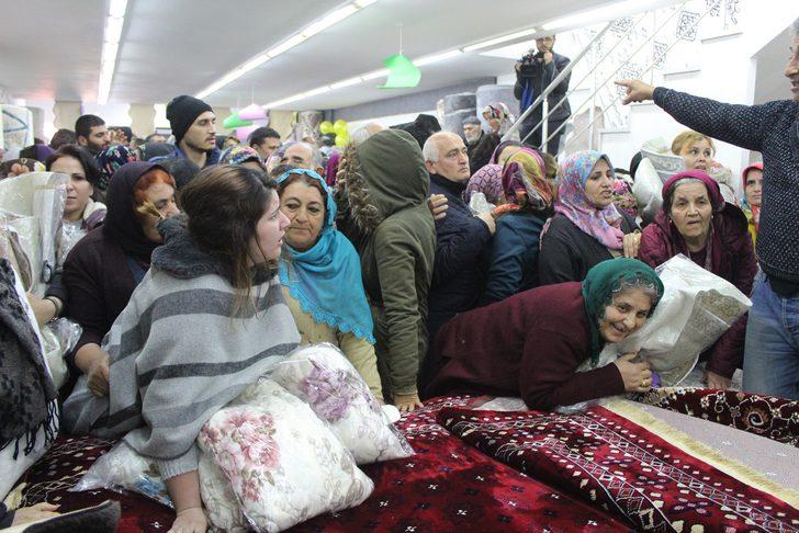 Antalya'dan inanılmaz görüntüler! Bedava halı ve paspas için birbirlerini ezdiler G3